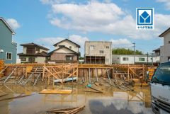 現地（2026年6月25日）撮影。駐車もらくらくの敷地面積50坪以上。外壁はツートンカラーでスタイリッシュな外観で来客の時が待ち遠しくなりますね。