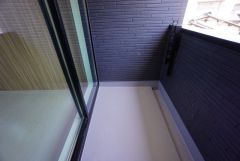 陽当たりの良いバルコニーです。お洗濯やお布団干しはもちろん、日光浴スペースにも。足元は防水工事施工済です。