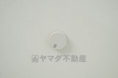 火災による煙や熱を感知して、警報音やブザー等で火災の発生を知らせてくれる火災警報器。
