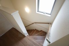 同仕様写真。小さなお子様やご高齢の方でも安心できる、手すり付き階段。段差も低めで設定されており、安全性にも優れています。