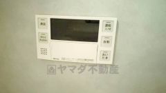 湯量・湯温の設定、そして保温までワンタッチのフルオートバス。便利な追い炊き機能付きです。