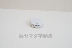 火災による煙や熱を感知して、警報音やブザー等で火災の発生を知らせてくれる火災警報器。