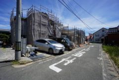 現地（2025年7月31日）撮影。大型車の通行が少なく、騒音や振動が少ないので静かで快適な生活を送れます。
