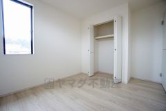 暖かい日差しが差し込む洋室。たっぷり収納できるクローゼット付きでお部屋の中をすっきりと快適に保てます。