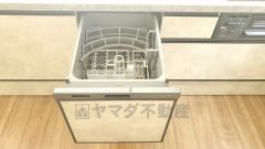 家事の時間が短縮できるフルオープンで開けやすい食器洗い乾燥機付。食事後に家族とのくつろぎタイムをしっかり取れます。