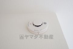 火災による煙や熱を感知して、警報音やブザー等で火災の発生を知らせてくれる火災警報器。