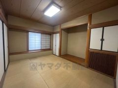 客間として活用できる和室は、生活感の出やすいリビングを通らず案内出来ます。お子様のお昼寝スペースや客間、お友達やご親戚のお泊り部屋としても使えます。