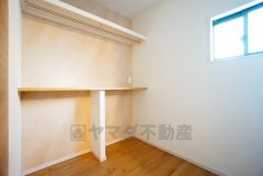 脱衣所にはハンガーパイプ付き収納を設置。