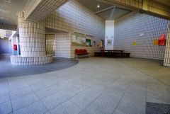 落ち着いた雰囲気の広々としたロビーです。住まう方や訪れる方を心地よく迎えるゆとりのある共有空間です。