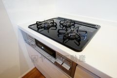 3種類の料理が同時に調理できる、3口ガスコンロ。忙しい夕食の支度時間が短縮できて効率よくお料理が楽しめます。