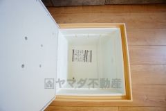 キッチンにある床下収納は、居住スペースを減らさずに買い置きの調味料や非常食などを保管することができます。