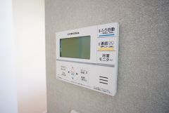 キッチン横からボタンひとつで操作が楽々。