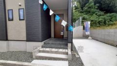 家の顔となる玄関扉がかっこいいと、たくさんの人を招き入れたくなりますね＾＾奥まって設置されており、雨にも濡れにくくなっています。