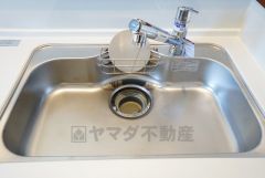 色も形もキレイなシンクは、広さも確保しているので、大きめの鍋も簡単に洗えます。