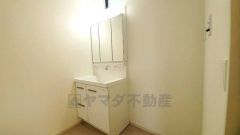 三面鏡つき洗面台。鏡裏にたっぷりとした収納スペースがあります。鏡を閉めてしまえば小物は見えないため、スッキリとした印象の洗面台にできます。