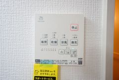 浴室暖房乾燥機付き。天候に左右されず、いつでも好きなときに洗濯物を干せるので、仕事や家事で忙しい方に重宝します。