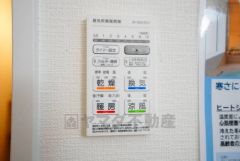 浴室暖房乾燥機付き。天候に左右されず、いつでも好きなときに洗濯物を干せるので、仕事や家事で忙しい方に重宝します。