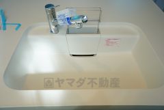 広々としたステンレスシンクには、洗剤やスポンジを収納出来るラック付き。広さも確保しているので、大きなお鍋も洗いやすいです。