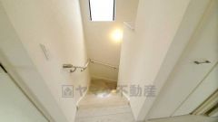 小さなお子様やご高齢の方でも安心できる、手すり付き階段。段差も低めで設定されており、安全性にも優れています。