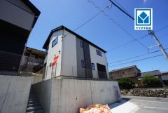 八田小学校徒歩7分。スーパー・コンビニ・ドラッグストアも徒歩10分圏内に揃っています＾＾快適でゆとりのある生活空間で新生活を始めましょう^^
