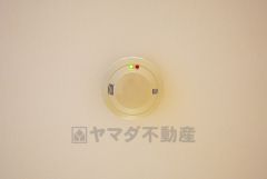火災による煙や熱を感知して、警報音やブザー等で火災の発生を知らせてくれる火災警報器。