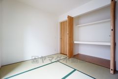 リビングからの続き間として和室をご用意しました。普段はリビングとつなげて開放的なスペースとして、来客時には客間としてお使いいただけます。