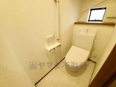 温水洗浄機付トイレです。節水機能もあるので、安心して使えますね。もちろん、1階2階の2ヶ所にトイレがあるので、忙しい朝にもゆとりができますね。