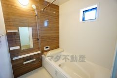 同仕様写真。1日の疲れを癒すくつろぎのバスルーム。足を伸ばしてもゆったりと入れるサイズです。お子様と一緒にお風呂に入っても狭くないですね＾＾