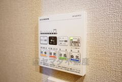 浴室暖房乾燥機付き。天候に左右されず、いつでも好きなときに洗濯物を干せるので、仕事や家事で忙しい方に重宝します。