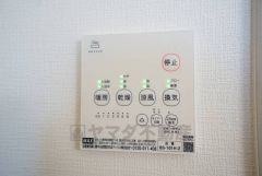 浴室暖房乾燥機付き。天候に左右されず、いつでも好きなときに洗濯物を干せるので、仕事や家事で忙しい方に重宝します。