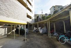 大切な自転車を守れるよう屋根付き駐輪場完備。スーパーやコンビニなども近く周辺環境充実。