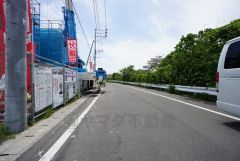 前面道路は広く、車同士がすれ違うスペースが十分にあります。落ち着いた住宅地内で快適な生活を実現してみませんか＾＾
