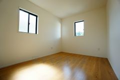 同仕様写真。暖かい日差しが差し込む洋室。たっぷり収納できるクローゼット付きでお部屋の中をすっきりと快適に保てます。