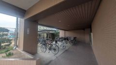 大切な自転車を守れるよう屋根付きの自転車置き場になっております。