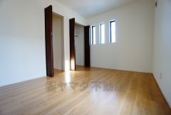 暖かい日差しが差し込む洋室。たっぷり収納できるクローゼット付きでお部屋の中をすっきりと快適に保てます。