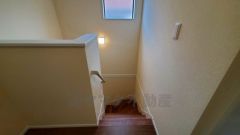 小さなお子様やご高齢の方でも安心できる、手すり付き階段。段差も低めで設定されており、安全性にも優れています。