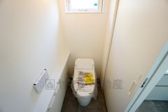 温水洗浄機付トイレです。節水機能もあるので、安心して使えますね。もちろん、1階2階の2ヶ所にトイレがあるので、忙しい朝にもゆとりができますね。