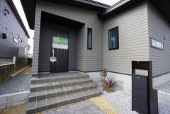 かざすだけで開閉できる、タッチキー採用の玄関。お買い物帰りで、両手がふさがってきても簡単に中に入れます＾＾