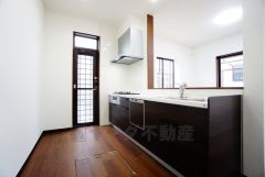 家族とコミュニケーションを取りやすい対面式キッチン。勝手口からは光が差し込み、換気もしやすく便利。