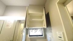 洗濯機置場上部の扉付き収納スペース＾＾