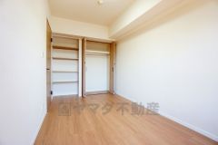 木目調のシンプルデザインで落ち着きと安らぎの空間に仕上げています。各部屋に収納が完備されているので、お荷物が増えても安心の設計です。