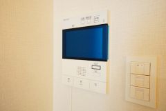 防犯性、セキュリティ対策に安心できるテレビモニター付きインターフォンです。セールスマン対策にもなり安心できます。