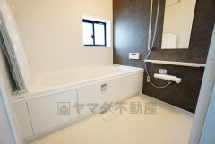 1日の疲れを癒すくつろぎのバスルーム。足を伸ばしてもゆったりと入れるサイズです。お子様と一緒にお風呂に入っても狭くないですね^^