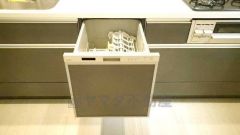 食事の後の手間を解消する食器洗い乾燥機付。冬場の洗い物で手荒れの悩みもなくなります。手洗いよりも節約できて便利。キッチンにある床下収納は、居住スペースを減らさずに買い置きの調味料や非常食などを保管する