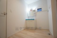 同仕様写真。三面鏡つき洗面台。鏡裏にたっぷりとした収納スペースがあります。鏡を閉めてしまえば小物は見えないため、スッキリとした印象の洗面台にできます。