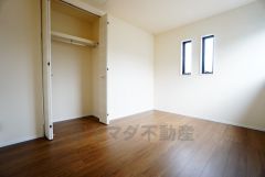 住む人のこだわりを活かす洋室。日当たりがよく、寝室としての利用もおすすめ。広めのクローゼットには荷物をすっきり片付けられ、ゆとりのある暮らしが出来ます＾＾