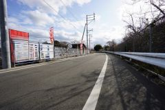 現地（2025年3月6日）撮影。前面道路は広く、車同士がすれ違うスペースが十分にあります。落ち着いた住宅地内で快適な生活を実現してみませんか＾＾