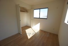 同仕様写真。住む人のこだわりを活かす洋室。日当たりがよく、寝室としての利用もおすすめ。広めのクローゼットには荷物をすっきり片付けられ、ゆとりのある暮らしが出来ます＾＾