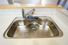 大きなお鍋も楽々洗える幅の広いシンクです＾＾ステンレスシンクなので簡単にお掃除できますよ。洗剤やスポンジもすっきりできる収納付き。