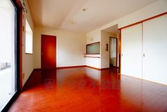 リビングは広々とした設計で、家族が集い、寛ぐ暮らしの空間を演出しています。